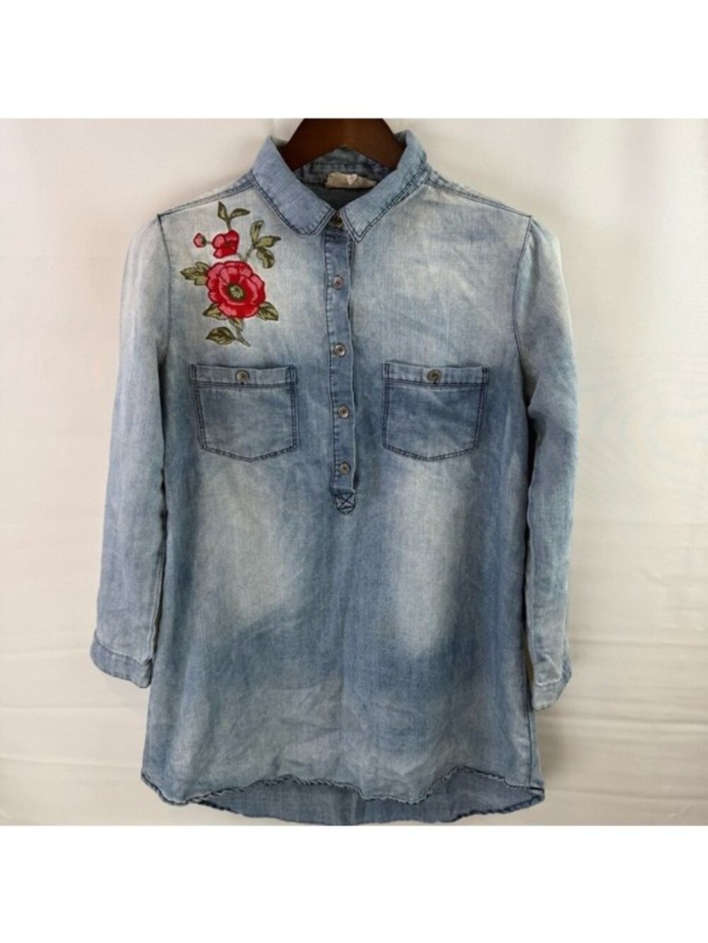 En Crème Denim Tunic Top Women’s Small Embroidered Floral Chambray Shirt Boho